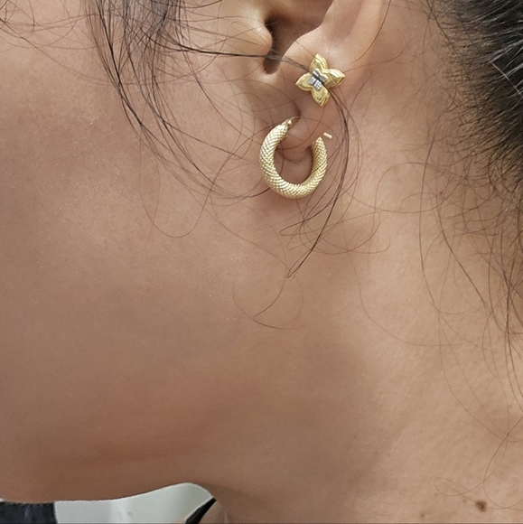 18K Solid Gold Textured Hoop Earrings - Picture 3 of 4